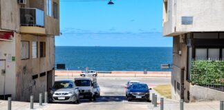 Nadmorska ulica w Montevideo z zaparkowanymi samochodami