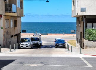 Jak zaplanować miesięczną podróż po Urugwaju: propozycja trasy od kolonialnych miasteczek po dzikie wydmy Nadmorska ulica w Montevideo z zaparkowanymi samochodami