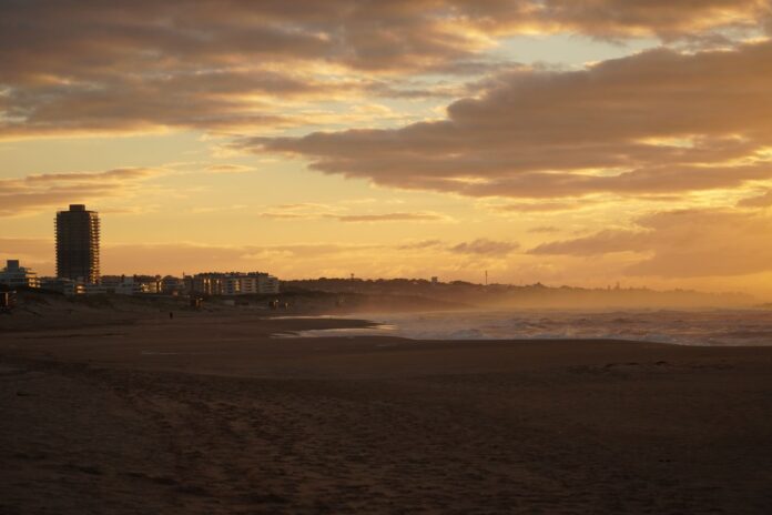 Zachód słońca nad plażą w Punta del Este w Urugwaju