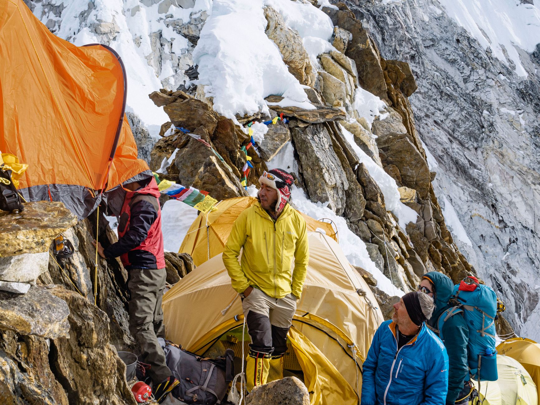 Namioty na skalistym stoku górskim powyżej 4000 m n.p.m.