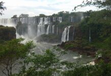 Słynny wodospad Kaieteur czy Orinduik: jak wybrać idealną jednodniową wycieczkę Widok na wodospady Iguazu spadające przez bujną zieleń w Argentynie