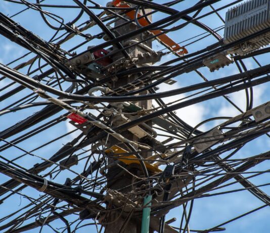 Elektryczne prysznice w Ameryce Południowej – dlaczego kable są na wierzchu i czy to bezpieczne?